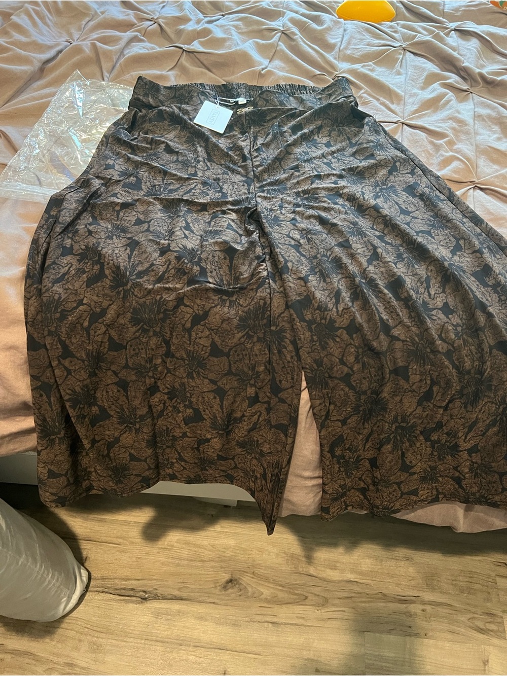 Tamsy L/XL Cropped Palazzo Pants with beautiful gold detail